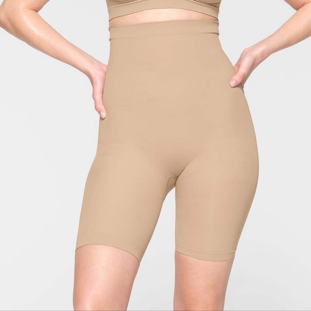 SALE💖SKIMS HIGH-WAISTED ABOVE THE KNEE SHORT SIZE M